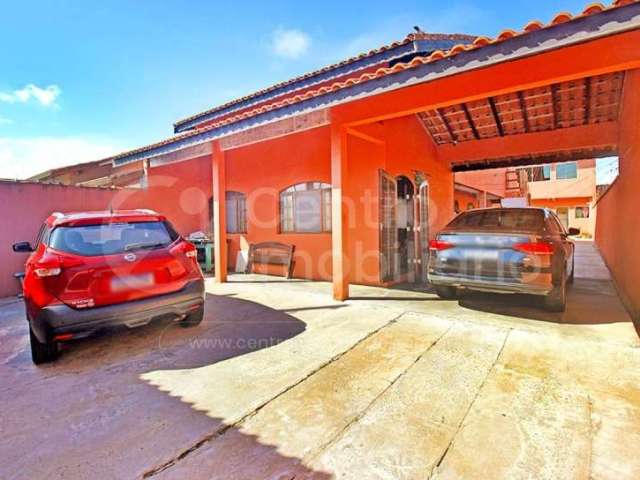 CASA à venda com piscina e 3 quartos em Peruíbe, no bairro Maria H Novaes