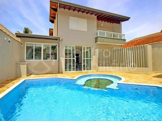 CASA à venda com piscina e 3 quartos em Peruíbe, no bairro Parque Balneario Oasis