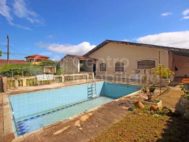 CASA à venda com 2 quartos em Peruíbe, no bairro Centro