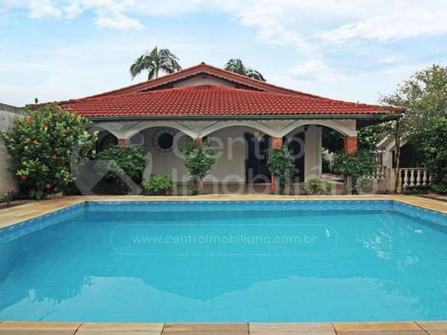 CASA à venda com piscina e 3 quartos em Peruíbe, no bairro Parque Turistico