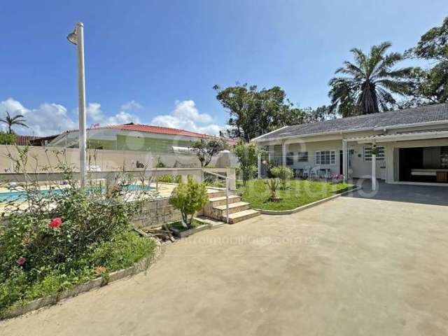 CASA à venda com piscina e 2 quartos em Peruíbe, no bairro Balneario Continental