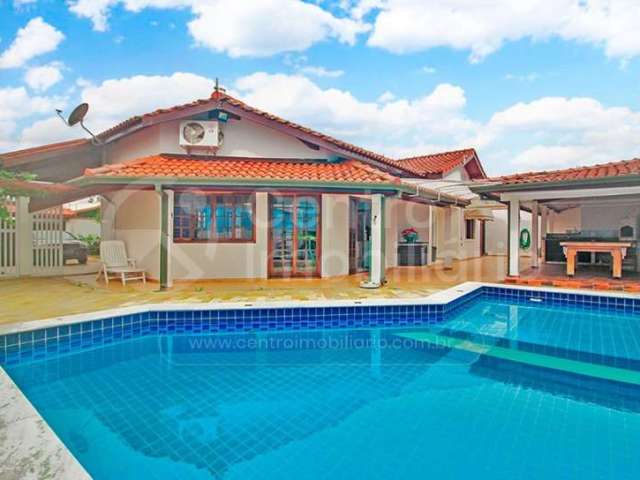 CASA à venda com piscina e 3 quartos em Peruíbe, no bairro Jardim Imperador