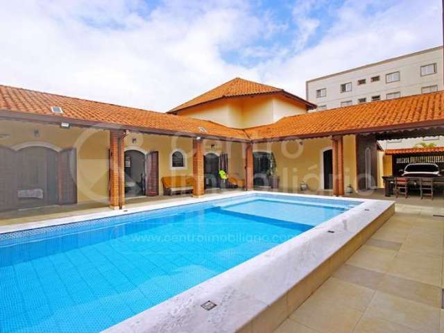 CASA à venda com piscina e 4 quartos em Peruíbe, no bairro Jardim Três Marias