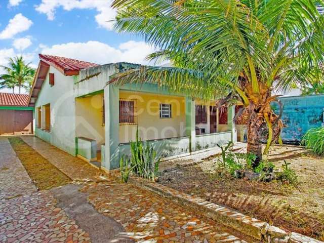 CASA à venda com 2 quartos em Peruíbe, no bairro Balneario Arpoador