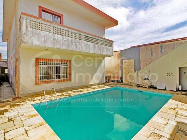 CASA à venda com piscina e 3 quartos em Peruíbe, no bairro Centro