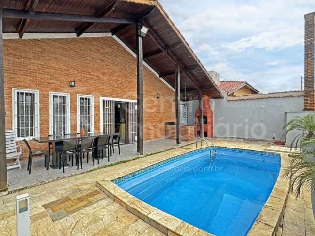 CASA à venda com piscina e 3 quartos em Peruíbe, no bairro Parque Turistico