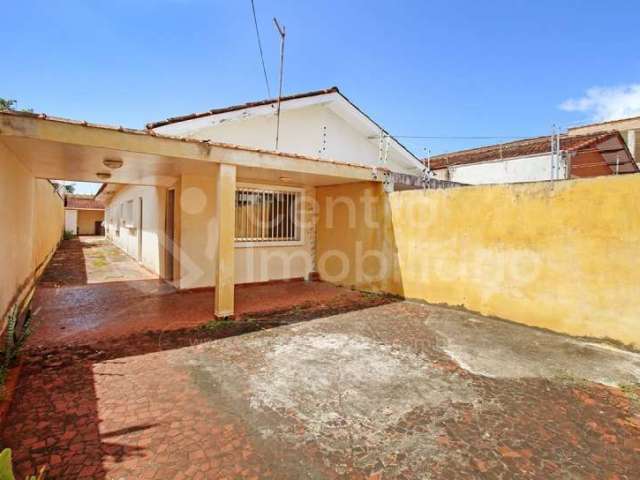 CASA à venda com 2 quartos em Peruíbe, no bairro Centro