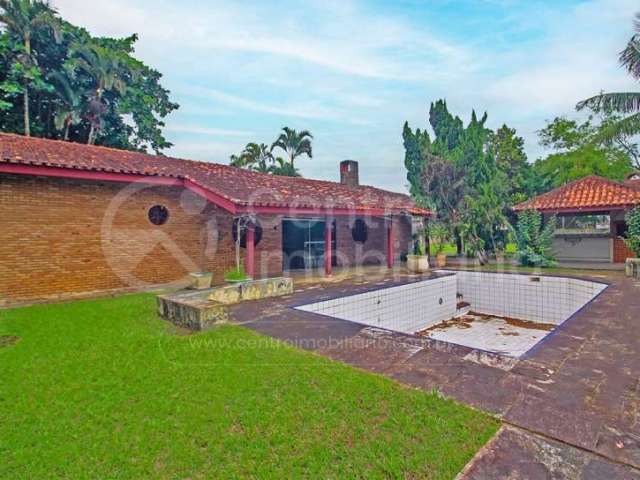 CASA à venda com piscina e 3 quartos em Peruíbe, no bairro Parque Balneario Oasis