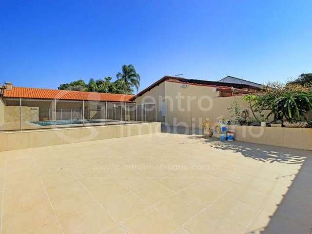 CASA à venda com piscina e 3 quartos em Peruíbe, no bairro Balneário Casa Blanca