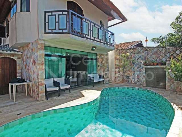 CASA à venda com piscina e 4 quartos em Peruíbe, no bairro Centro