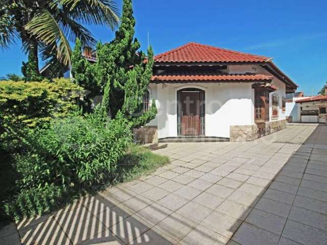 CASA à venda com piscina e 3 quartos em Peruíbe, no bairro Balneario Arpoador