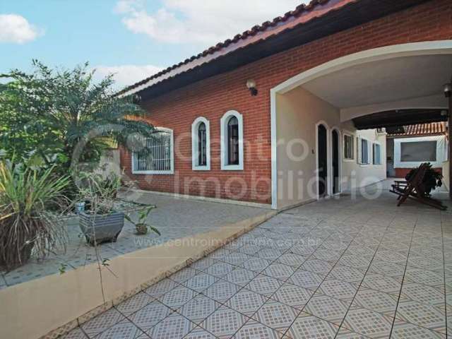 CASA à venda com piscina e 3 quartos em Peruíbe, no bairro Balneário Casa Blanca