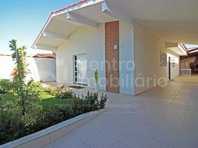 CASA à venda com piscina e 3 quartos em Peruíbe, no bairro Balneario Florida