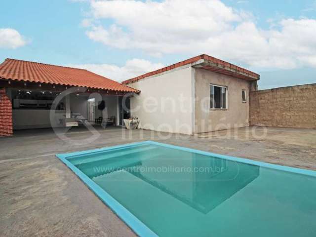 CASA à venda com piscina e 2 quartos em Peruíbe, no bairro Flora Rica