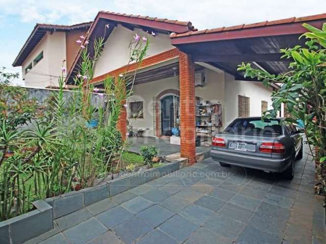 CASA à venda com piscina e 3 quartos em Peruíbe, no bairro Jardim Ribamar