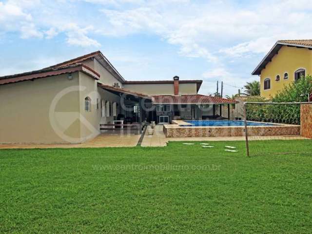 CASA à venda com piscina e 3 quartos em Peruíbe, no bairro Bougainvillee V