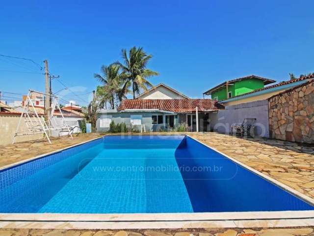 CASA à venda com piscina e 2 quartos em Peruíbe, no bairro Belmira Novaes