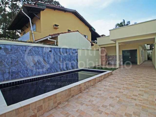 CASA à venda com piscina e 3 quartos em Peruíbe, no bairro Parque D Aville