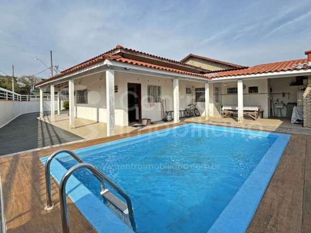 CASA à venda com piscina e 2 quartos em Peruíbe, no bairro Balneário Casa Blanca