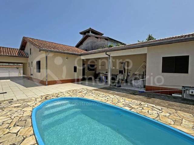 CASA à venda com piscina e 2 quartos em Peruíbe, no bairro Jardim Beira Mar