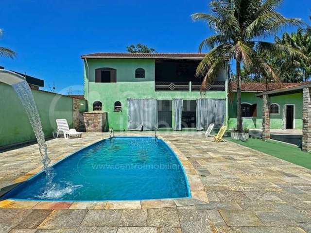 CASA à venda com piscina e 2 quartos em Peruíbe, no bairro Jardim Beira Mar