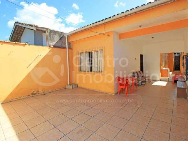 CASA à venda com 2 quartos em Peruíbe, no bairro Jardim Veneza