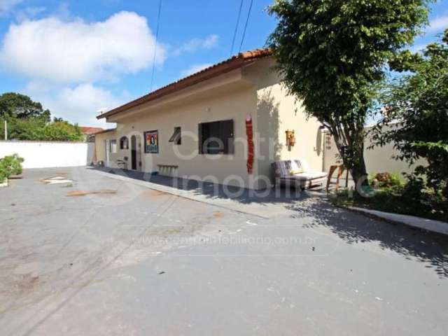 CASA à venda com 2 quartos em Peruíbe, no bairro Balneario Arpoador