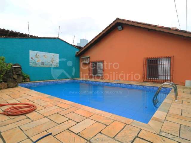 CASA à venda com piscina e 3 quartos em Peruíbe, no bairro Centro