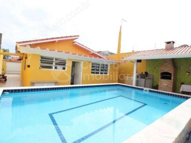 CASA à venda com piscina e 2 quartos em Peruíbe, no bairro Jardim Ribamar