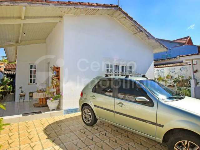 CASA à venda com 3 quartos em Peruíbe, no bairro Balneario Sambura