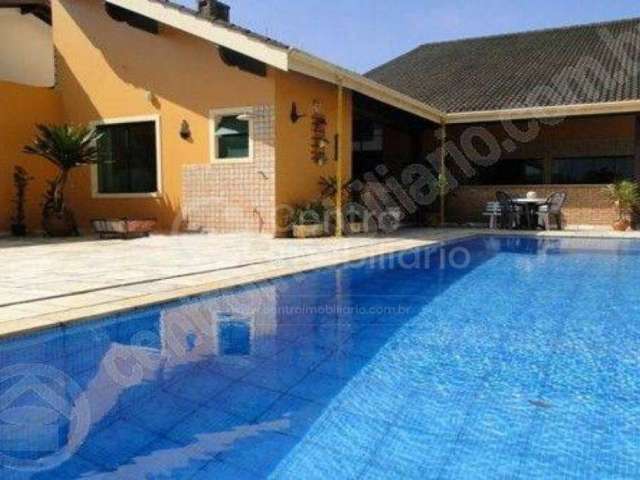 CASA à venda com piscina e 3 quartos em Peruíbe, no bairro Balneario Sao Joao Batista