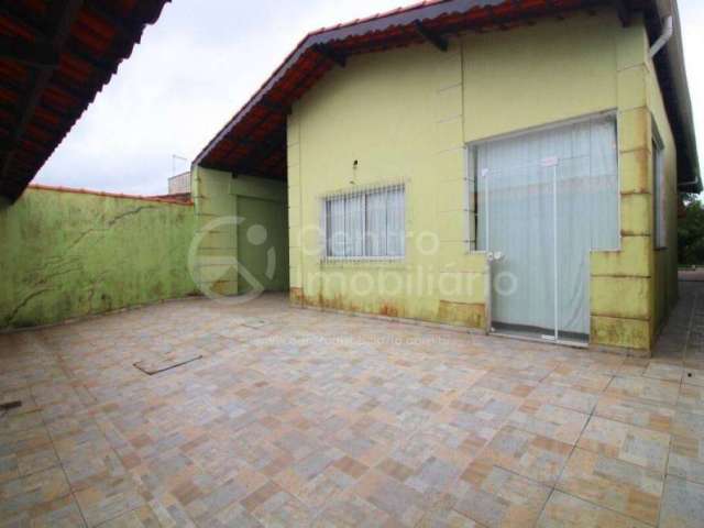 CASA à venda com 2 quartos em Peruíbe, no bairro Jardim Brasil