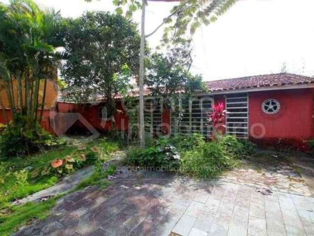 CASA à venda com piscina e 3 quartos em Peruíbe, no bairro Balneario Florida