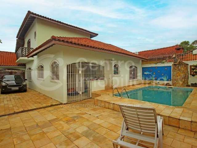 CASA à venda com piscina e 3 quartos em Peruíbe, no bairro Jardim Ribamar