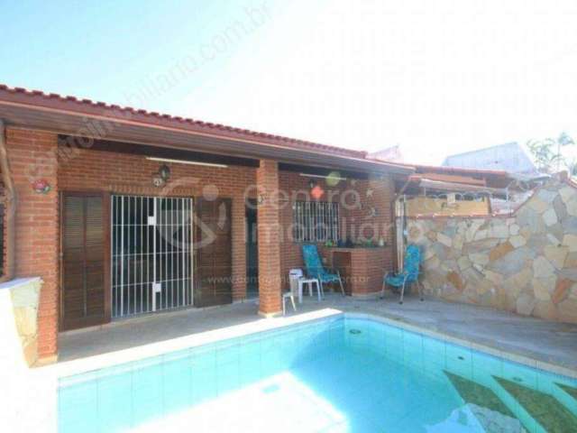 CASA à venda com piscina e 3 quartos em Peruíbe, no bairro Parque Balneario Oasis