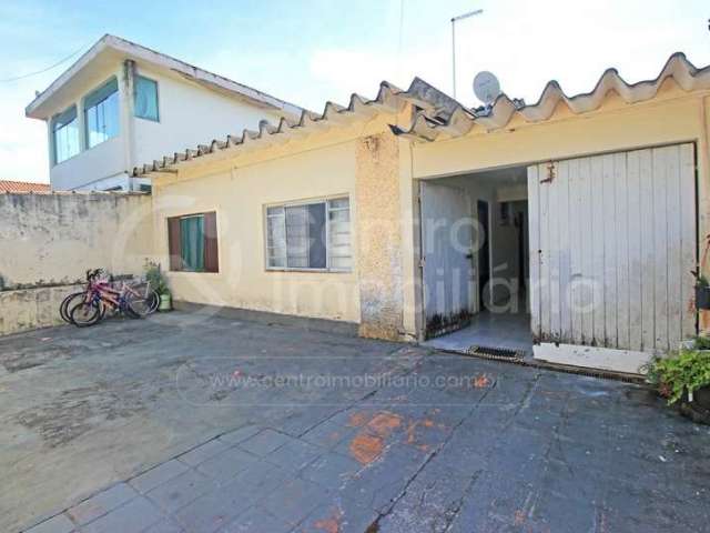 CASA à venda com 2 quartos em Peruíbe, no bairro Centro