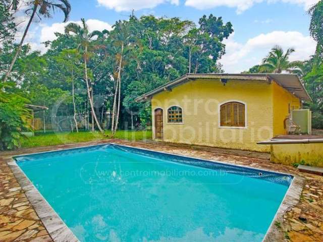 CASA à venda com piscina e 2 quartos em Peruíbe, no bairro Estância São Marcos