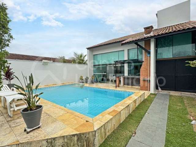 CASA à venda com piscina e 3 quartos em Peruíbe, no bairro Parque Balneario Oasis