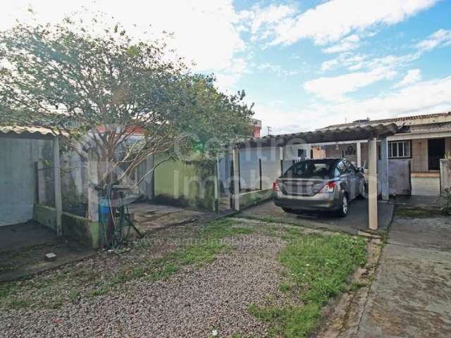 CASA à venda com 2 quartos em Peruíbe, no bairro Centro