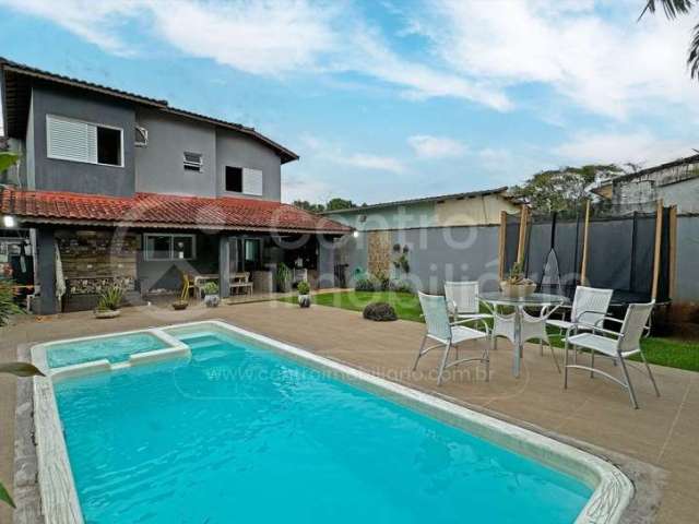 CASA à venda com piscina e 4 quartos em Peruíbe, no bairro Jardim Sao Luiz