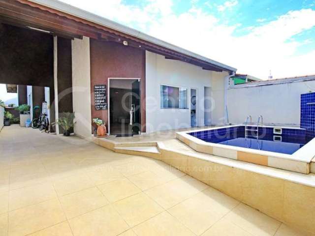 CASA à venda com piscina e 3 quartos em Peruíbe, no bairro Balneário Casa Blanca