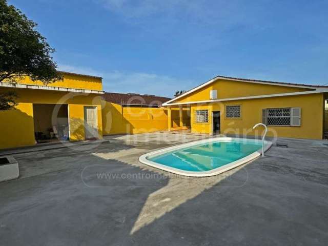 CASA à venda com piscina e 2 quartos em Peruíbe, no bairro Centro