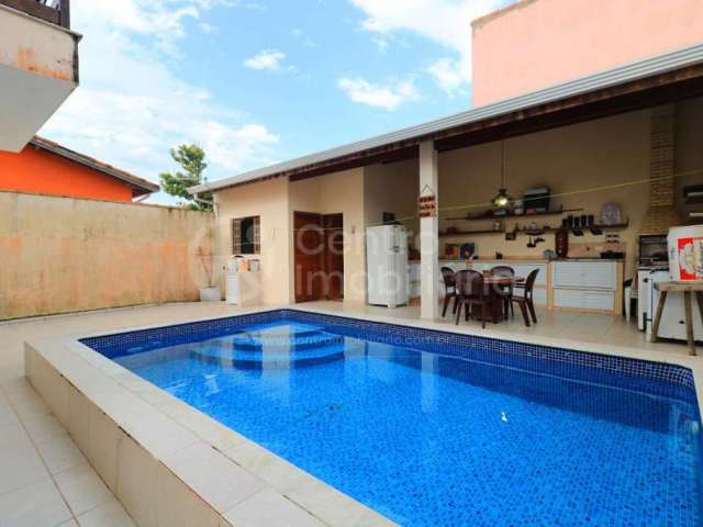 CASA à venda com piscina e 3 quartos em Peruíbe, no bairro Balneario Arpoador