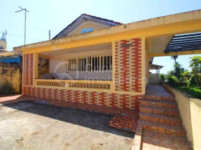 CASA à venda com 3 quartos em Peruíbe, no bairro Centro