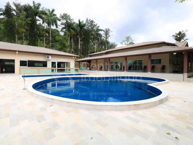 CASA à venda com piscina e 6 quartos em Peruíbe, no bairro Bananal