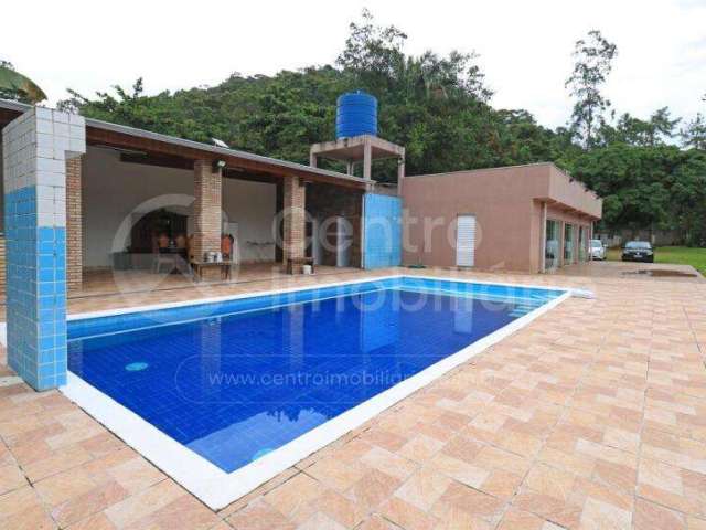 CASA à venda com piscina e 3 quartos em Peruíbe, no bairro Bananal