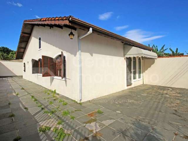 CASA à venda com 3 quartos em Peruíbe, no bairro Centro