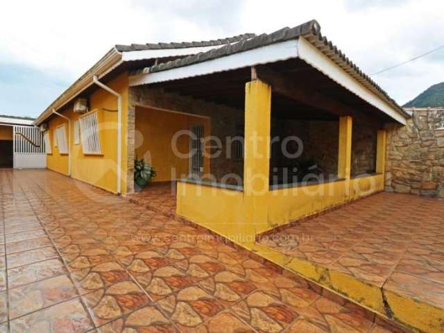 CASA à venda com 3 quartos em Peruíbe, no bairro Centro