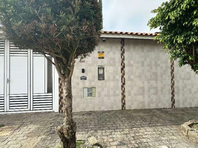 Casa Isolada Com Piscina ! 3 Dormitórios! OPORTUNIDADE!