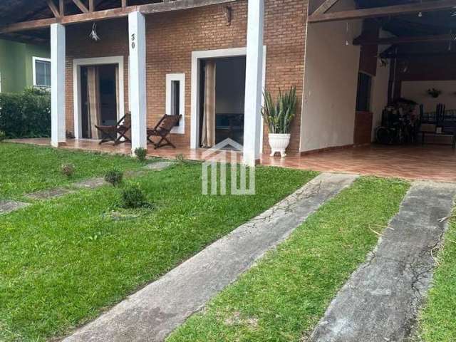 Casa à venda com 03 dorms e 01 edícula em cond fechado em Ubatuba.